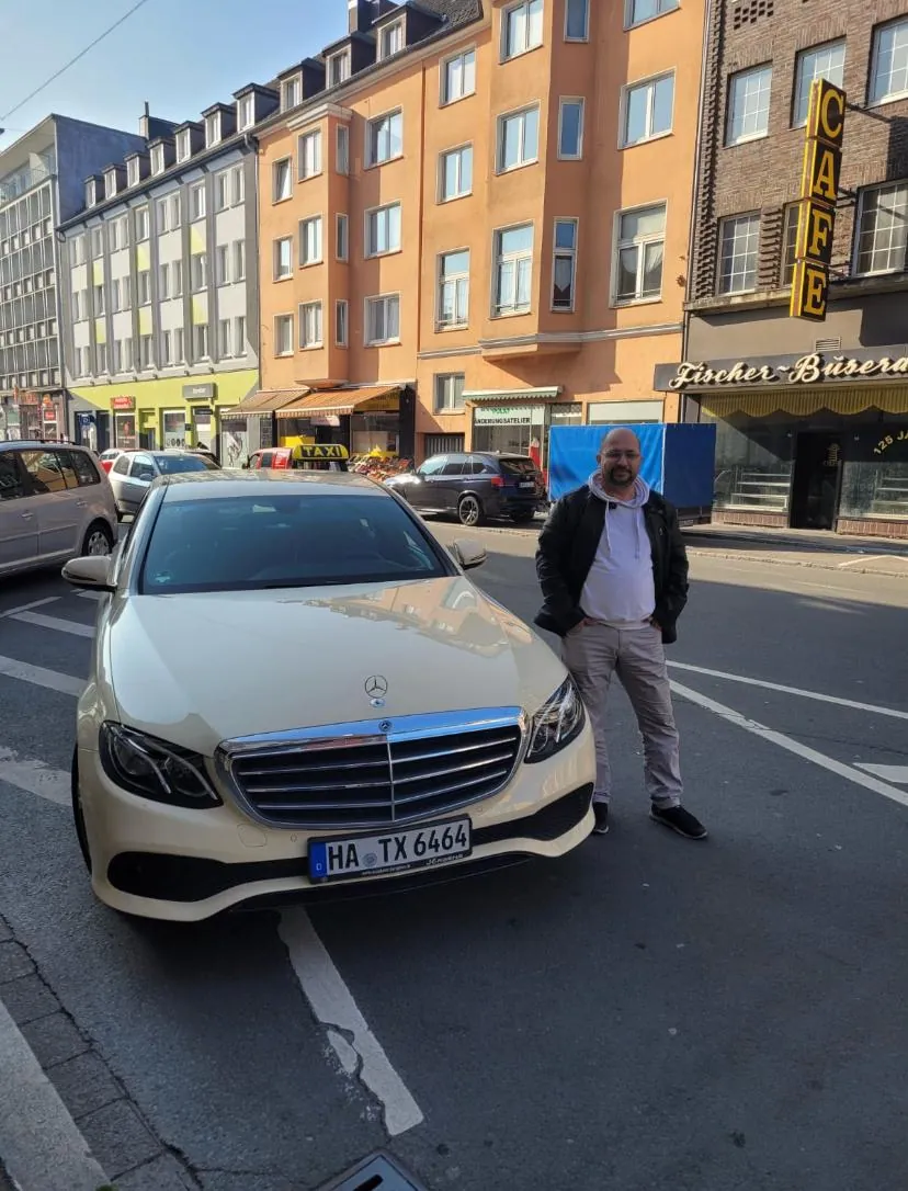 Inhaber von Taxi Teke Hagen vor der Mercedes E-Klasse in der Hagener Innenstadt